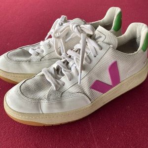 Veja womens sneakers size 9 chexk them out very nice thanks 🙏